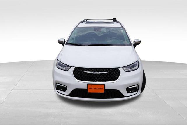 Photo of 2023 Bright White Clearcoat Chrysler Pacifica