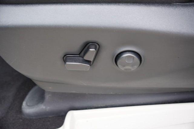 Photo of 2023 Bright White Clearcoat Chrysler Pacifica