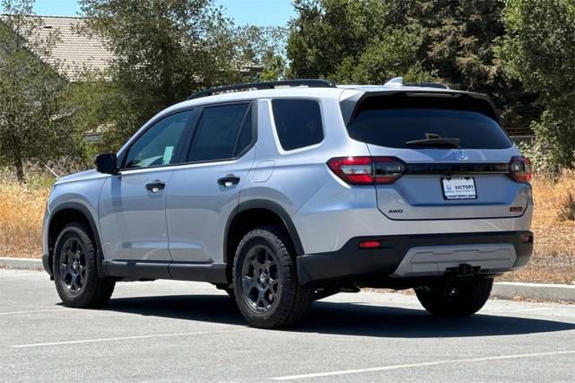Photo of 2025 Lunar Silver Metallic Honda Pilot