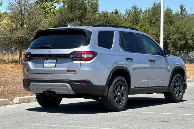 Photo of 2025 Lunar Silver Metallic Honda Pilot
