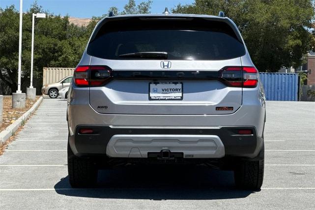 Photo of 2025 Lunar Silver Metallic Honda Pilot