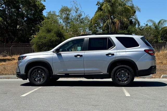 Photo of 2025 Lunar Silver Metallic Honda Pilot