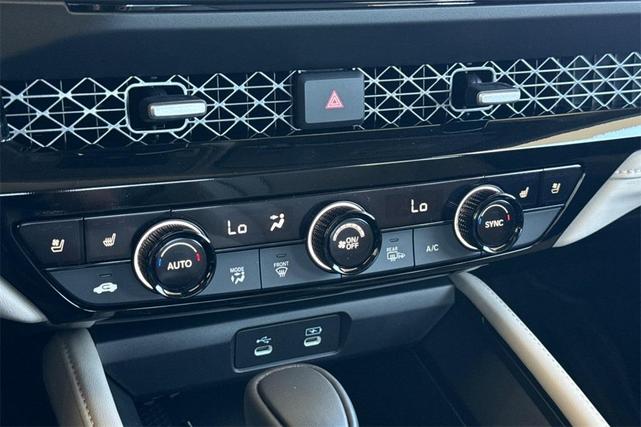 Photo of 2025 Platinum White Pearl Honda Accord Hybrid