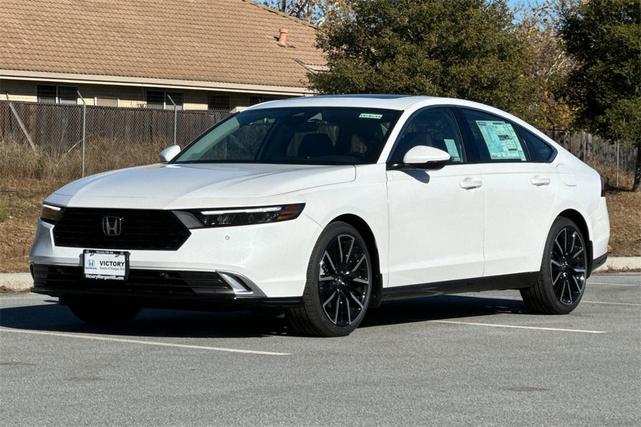 Photo of 2025 Platinum White Pearl Honda Accord Hybrid