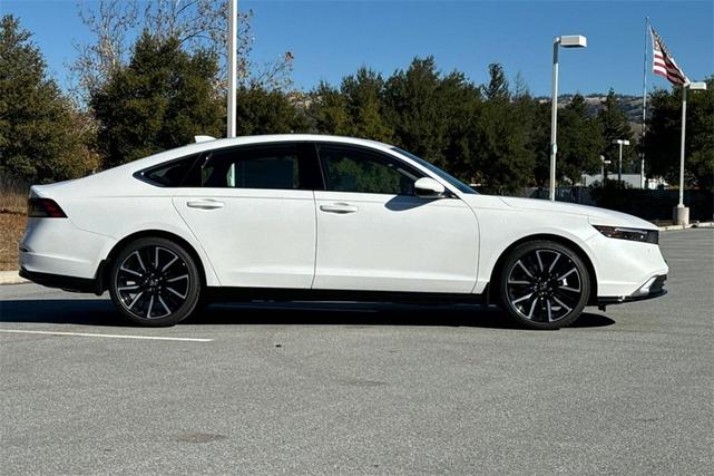 Photo of 2025 Platinum White Pearl Honda Accord Hybrid