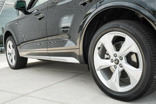 Photo of 2025 Mythos Black Metallic Audi Q5