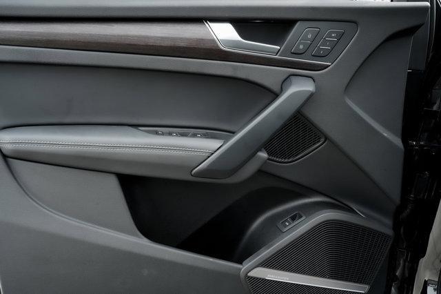 Photo of 2025 Mythos Black Metallic Audi Q5