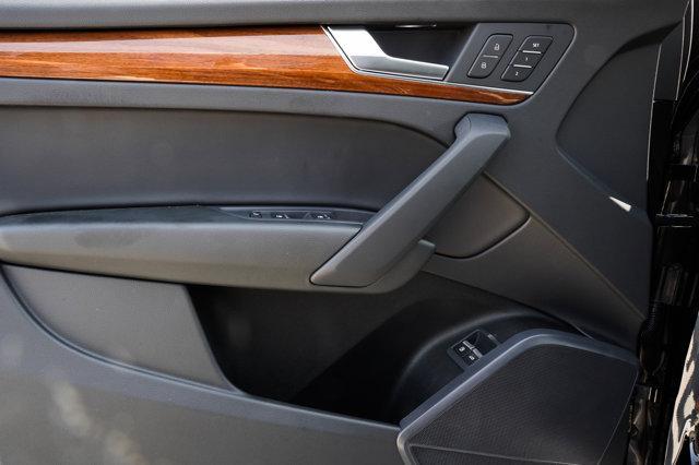Photo of 2024 Mythos Black Metallic Audi Q5