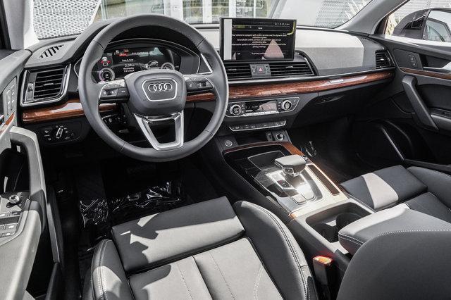 Photo of 2024 Mythos Black Metallic Audi Q5