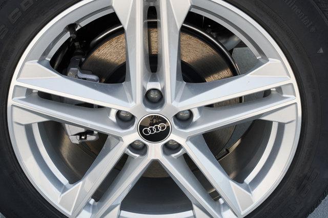 Photo of 2024 Mythos Black Metallic Audi Q5