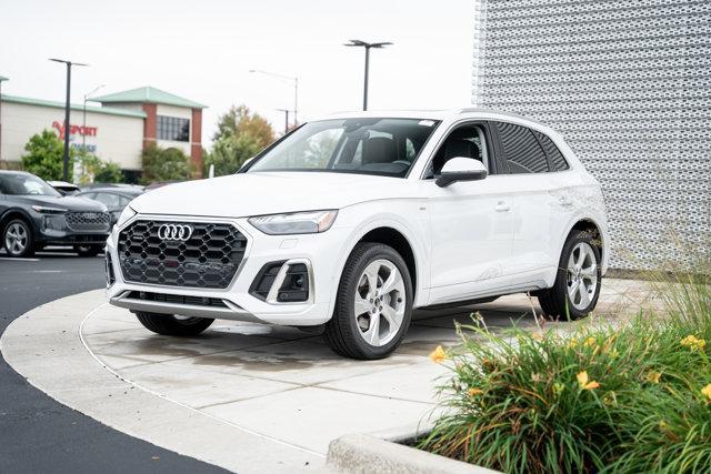 Photo of 2023 Glacier White Metallic Audi Q5