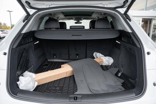 Photo of 2023 Glacier White Metallic Audi Q5