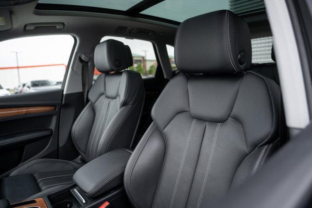 Photo of 2023 Glacier White Metallic Audi Q5