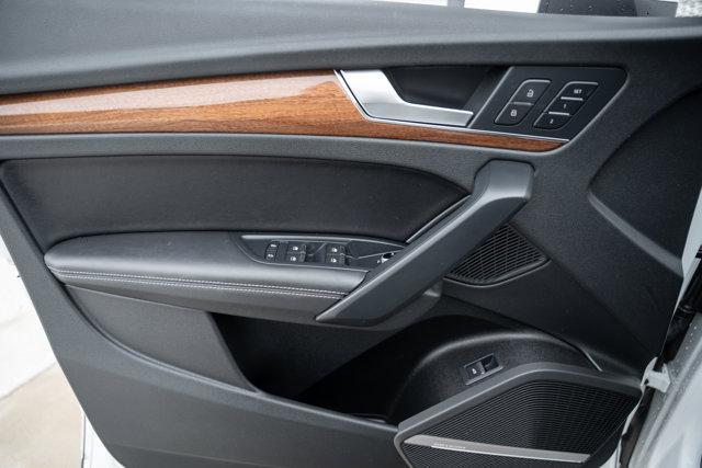 Photo of 2023 Glacier White Metallic Audi Q5