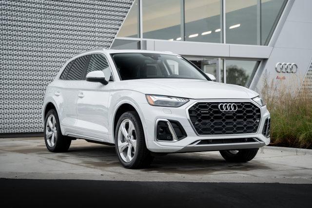 Photo of 2023 Glacier White Metallic Audi Q5