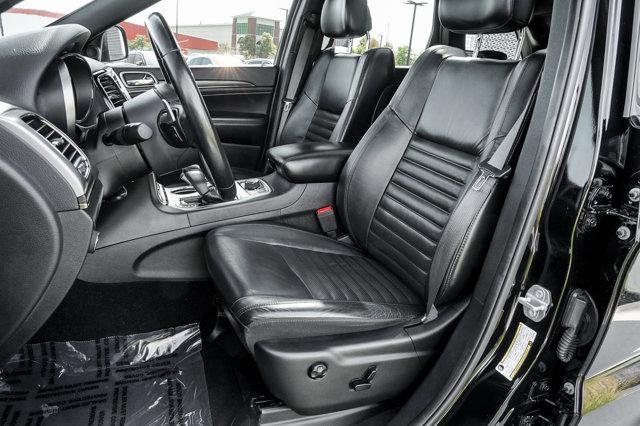 Photo of 2020 Diamond Black Crystal Pearlcoat Jeep Grand Cherokee