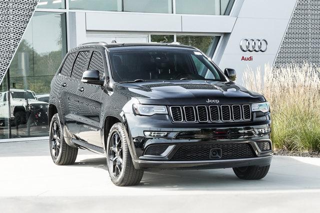 Photo of 2020 Diamond Black Crystal Pearlcoat Jeep Grand Cherokee