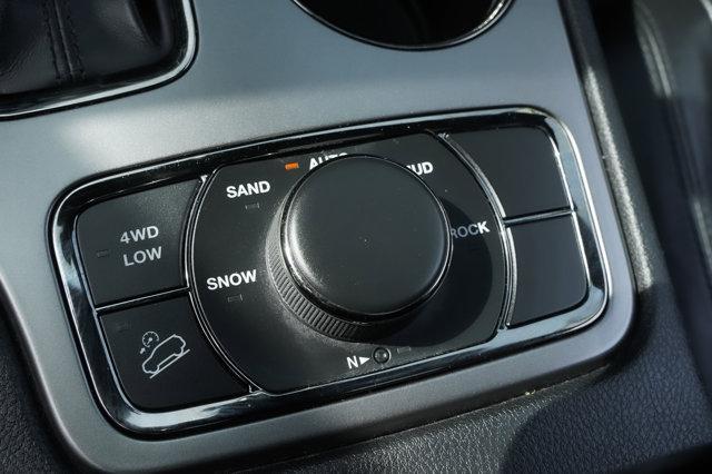 Photo of 2020 Diamond Black Crystal Pearlcoat Jeep Grand Cherokee