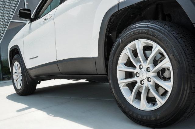 Photo of 2020 Bright White Clearcoat Jeep Cherokee