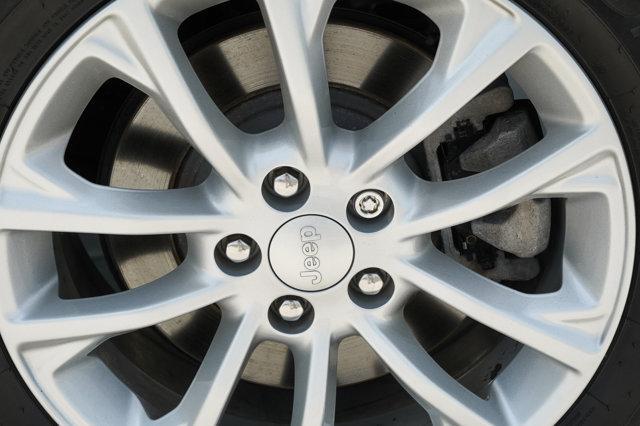 Photo of 2020 Bright White Clearcoat Jeep Cherokee