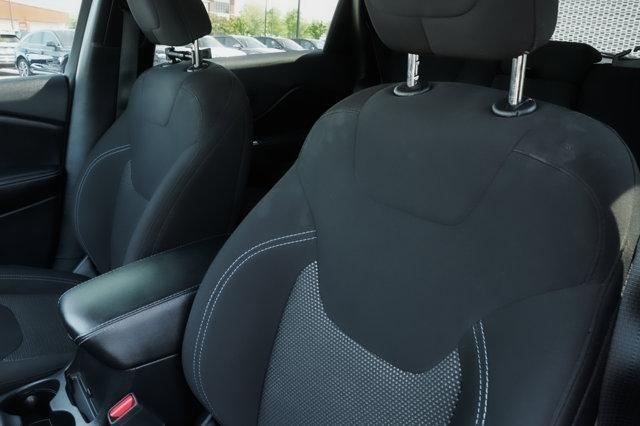 Photo of 2020 Bright White Clearcoat Jeep Cherokee