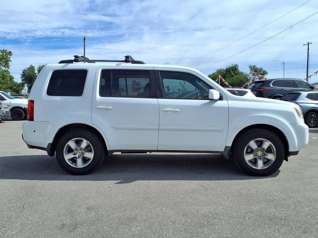 Photo of 2011 White Honda Pilot