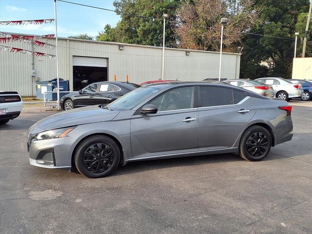 Photo of 2024 Gun Metallic Nissan Altima