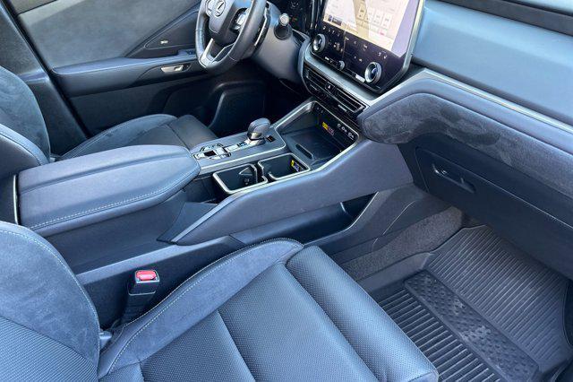 Photo of 2024 Wind Chill Pearl Lexus TX 550h+