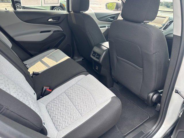 Photo of 2022 Silver Ice Metallic Chevrolet Equinox