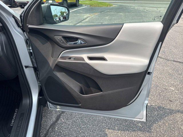 Photo of 2022 Silver Ice Metallic Chevrolet Equinox