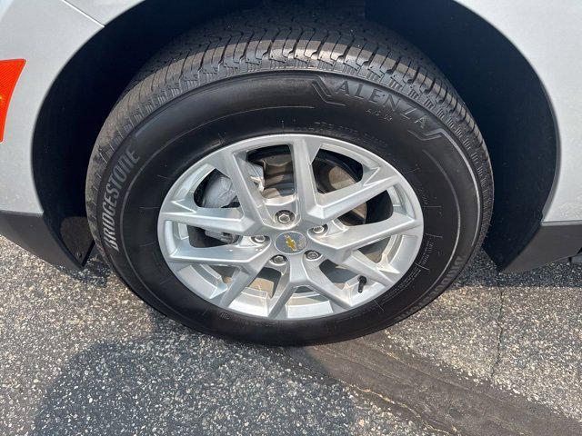 Photo of 2022 Silver Ice Metallic Chevrolet Equinox