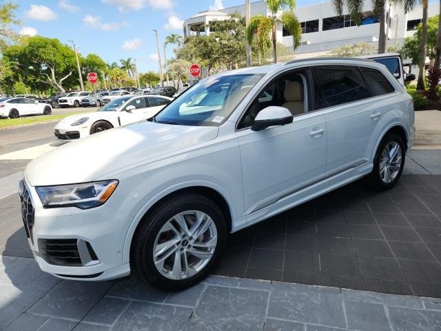 Photo of 2023 Glacier White Metallic Audi Q7