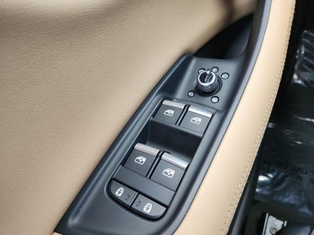 Photo of 2023 Glacier White Metallic Audi Q7