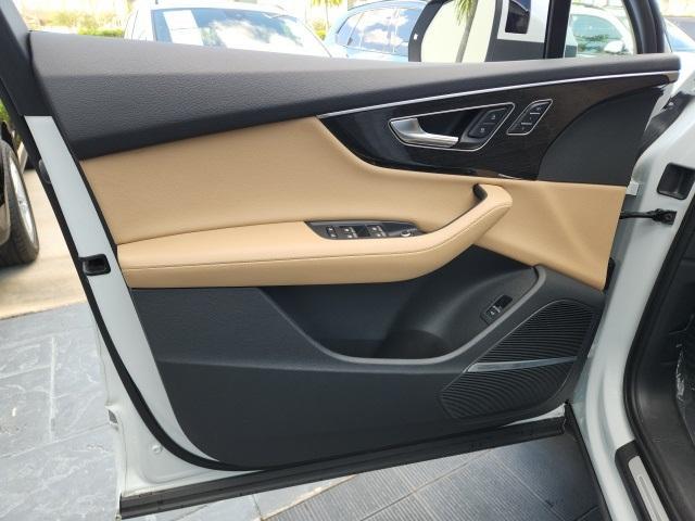 Photo of 2023 Glacier White Metallic Audi Q7