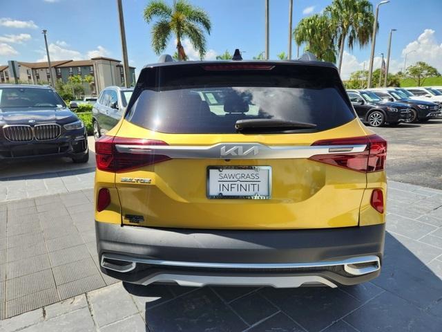 Photo of 2022 Starbright Yellow / Black Roof Kia Seltos