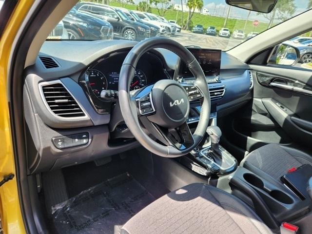 Photo of 2022 Starbright Yellow / Black Roof Kia Seltos