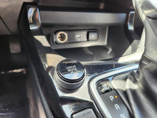 Photo of 2022 Starbright Yellow / Black Roof Kia Seltos