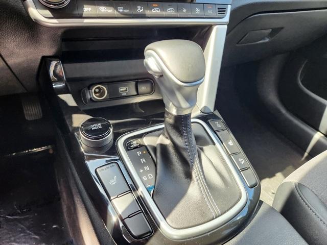 Photo of 2022 Starbright Yellow / Black Roof Kia Seltos