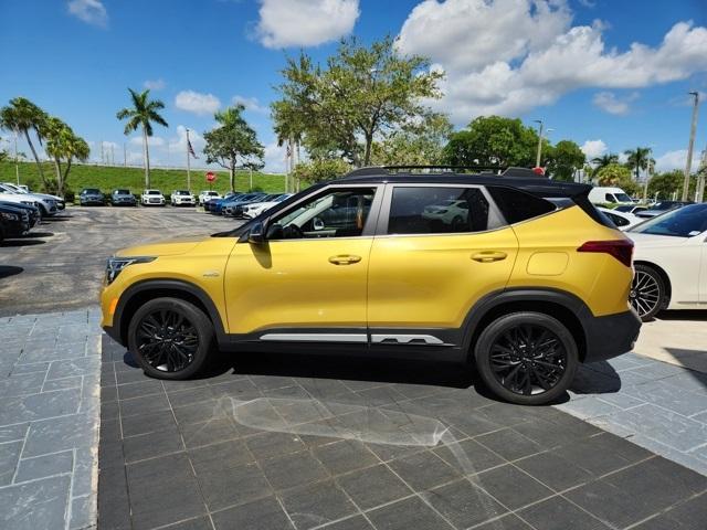 Photo of 2022 Starbright Yellow / Black Roof Kia Seltos