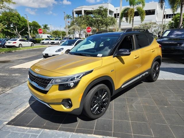 Photo of 2022 Starbright Yellow / Black Roof Kia Seltos