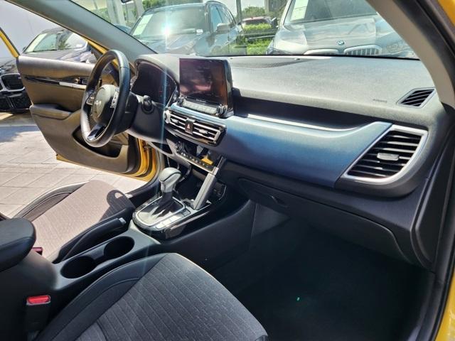 Photo of 2022 Starbright Yellow / Black Roof Kia Seltos
