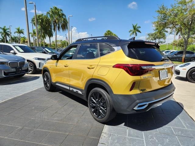 Photo of 2022 Starbright Yellow / Black Roof Kia Seltos