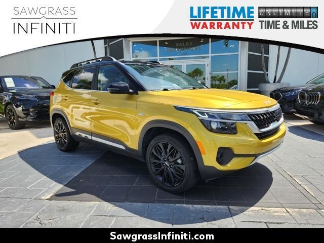 Photo of 2022 Starbright Yellow / Black Roof Kia Seltos