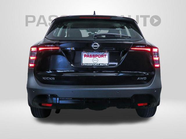 Photo of 2025 Super Black Nissan Kicks