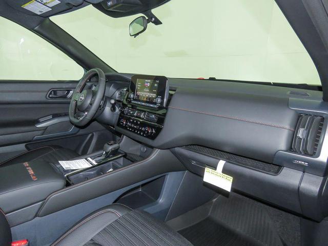 Photo of 2025 Glacier White Nissan Pathfinder