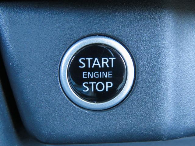 Photo of 2023 Pearl White Tricoat Nissan Rogue