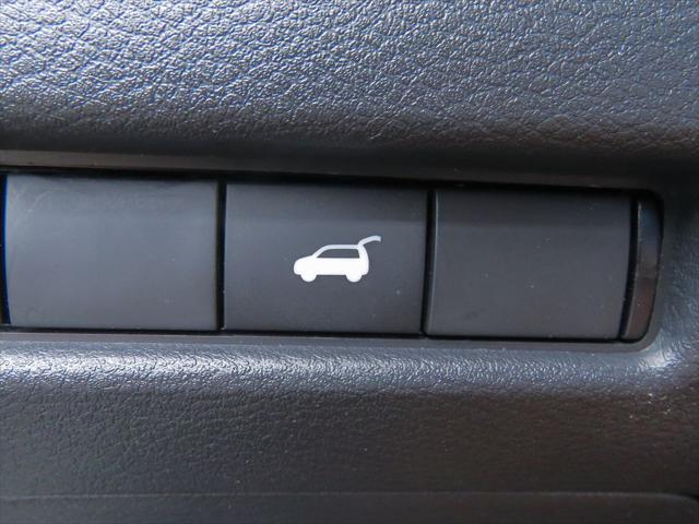 Photo of 2023 Pearl White Tricoat Nissan Rogue