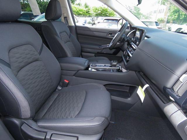 Photo of 2025 Brilliant Silver Metallic Nissan Pathfinder