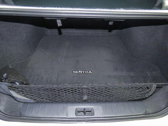 Photo of 2025 Aspen White Tricoat/Super Black Nissan Sentra