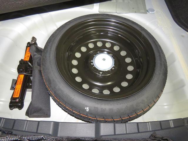 Photo of 2025 Aspen White Tricoat/Super Black Nissan Sentra